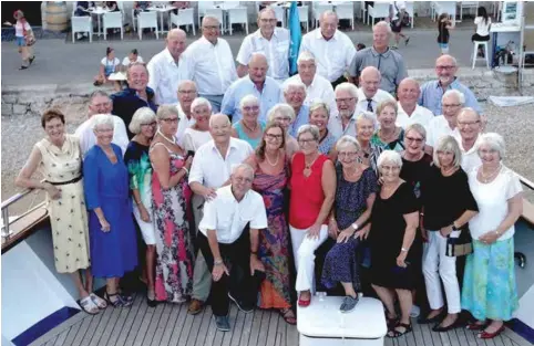  ??  ?? Medlemmer av Stavanger Søemandsfo­rening, med ledsagere, har vaert på båttur langs kysten av Kroatia. Her har samtlige finstasen på og klar for «Captains dinner» på MY «Admiral». Damene er fra venstre: Åse Scheie, Ellen Flåte, Elen Aksnes, Merethe Bjerga, Ingunn Jansen, Liv Roalsø, Gunhild Vaardal-Lunde, Bjørg S. Gitlesen (bak), Vigdis Naustvik, Else Saevild (bak), Aud Nilsen, Berit Prestegård (bak), Sigrid Øhman (bak), Bjørg Rosseid, Jorunn Westergård (bak), Inger Svela, Else Aarrestad. Egil Eriksson foran med Leif Helland bak, har sneket seg inn blant damene. Mennene fra venstre foran: Hogne Scheie, Einar Vaardal-Lunde, Johannes Rosseid, Gaute Roalsø, Egil Svela, Jan Gitlesen (bak), Torfinn Meling, Per Øhman (bak) Kjell O. Bjerga, Hagbart Sandberg, Egil Flåte. Bakerste rekke fra venstre: Sverre Naustvik, Sigurd Jansen, Carl Aarrestad, Per Arne Nilsen, Magnar Aksnes, Hans Kr. Hellestø.