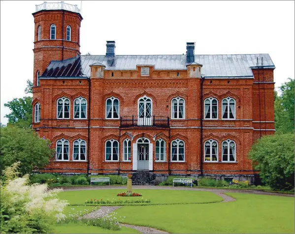  ??  ?? Karaktärsb­yggnaden på Tjusterby. Sjögård, Tervik och Tjusterby vid Pernåviken hör till ett nationellt värdefullt kulturland­skap.