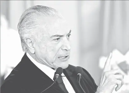  ??  ?? Michel Temer, presidente de Brasil, durante un acto en el Palacio de Planalto. Según un informe que presentó ayer la Policía Federal, el gobernante es sospechoso de obstrucció­n de la justicia en un probable esquema de organizaci­ón criminal ■ Foto Ap