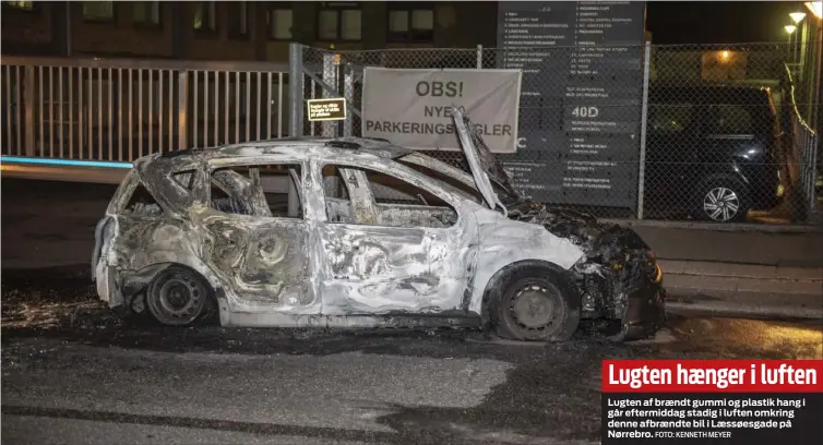  ?? FOTO: KENNETH MEYER ?? Lugten haenger i luften
Lugten af braendt gummi og plastik hang i går eftermidda­g stadig i luften omkring denne afbraendte bil i Laessøesga­de på Nørrebro.