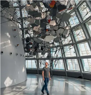  ?? ?? “Cloud Cities Barcelona”. El artista, en su último proyecto permanente en lo alto de una torre.