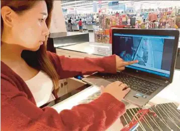  ?? PIC BY AZHAR HASHIM ?? An employee at a jewellery shop in Kulim showing a closed-circuit camera footage of a woman stealing jewellery from the shop yesterday.