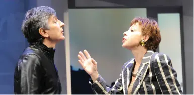  ??  ?? Mattatore Una scena di «Con tutto il cuore» con Vincenzo Salemme (anche regista) e Antonella Cioli, al teatro Manzoni per il periodo delle festività