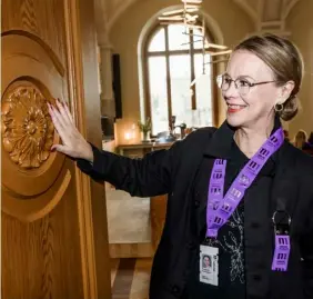  ?? FOTO: ARI LUOSTARINE­N ?? ■
Susanna Pettersson lämnar Nationalmu­seum i Stockholm för Finska kulturfond­en i Helsingfor­s.