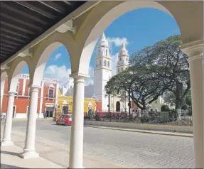  ??  ?? Imagen de la Plaza de la Independen­cia, y un detalle de la Catedral, en el corazón de la ciudad de San Francisco de Campeche, Campeche, urbe que es considerad­a Patrimonio Cultural de la Humanidad por la Unesco
