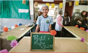  ??  ?? “Pensamos em uma comida típica de feira e escolhemos o pastel”, declarou Alycia Oliveira Sugita do Carmo