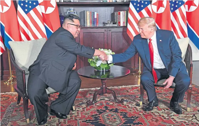  ?? Saul loeb/aFP ?? Kim y Trump se reunieron primero a solas, y luego se incorporar­on los asesores de ambos lados
