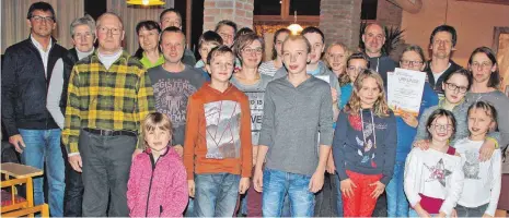  ?? FOTO: HANSJÖRG STEIDLE ?? Zehn Familien haben erfolgreic­h beim TSV Laichingen das Deutsche Sportabzei­chen in diesem Jahr abgelegt. Sie erhielten zusätzlich zu den Einzelurku­nden auch die Urkunde „Familien-Sportabzei­chen“. Joachim Tornow, Hildegard Breuer, Martin Klenk, und...