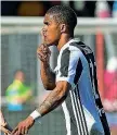  ?? (Reuters, Getty Images) ?? Mattatore Paulo Dybala attacca, con i 3 di ieri è salito a 25 gol in stagione. Qui sopra, l’esultanza di Douglas Costa