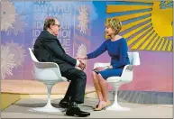  ?? MICHELE CROWE/ CBS VIA AP ?? “CBS News Sunday Morning” host Charles Osgood introduces Jane Pauley, his replacemen­t to host the program, on Sept. 25 in New York.