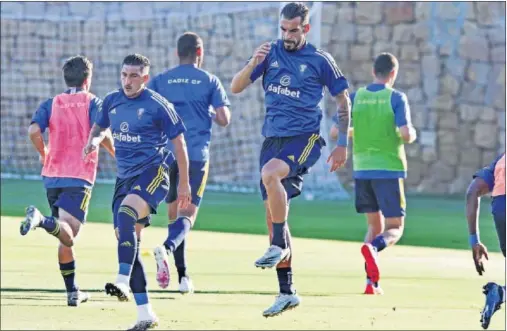  ??  ?? Espino y Negredo realizan un ejercicio durante un entrenamie­nto del Cádiz.