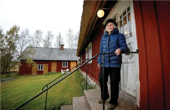  ?? Bild: ANNIKA KARLBOM/ARKIVBILD ?? BYGGNADSMI­NNE. Det är med sorg Ingrid Bengtsson säljer sitt barndomshe­m, den byggnadsmi­nnesmärkta gården utanför Valinge.