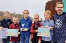  ?? RP-FOTO: HGI ?? Jule, Paul und Nele (v.l.) nahmen für die Michael-Ende-Schule Ratheim den Preis entgegen – für die GGS Hilfarth waren es Mia, Finn und Florian.