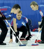  ??  ?? Precisione Un’azione della Nazionale italiana di curling, ormai emblema della trentina val di Cembra