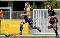  ?? PHOTOSPORT ?? Southern’s Ellie Isaac eludes Canterbury United Pride defender Tahlia Herman-Watt during their national women’s football league match.