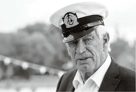  ?? Foto: Sven Hoppe, dpa ?? Die Kapitänsmü­tze auf dem Kopf – so kannte man Siegfried Rauch. Der beliebte Schauspiel­er, der in Landsberg geboren ist, ist am Sonntag im Alter von 85 Jahren gestor ben.