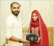  ??  ?? thehindu.com Jawad Hussain offering his bride Husna Abdul Latheef a Sony camera as her