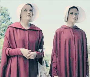  ??  ?? Elisabeth Moss y Alexis Bledel, nominadas como mejor actriz e invitada