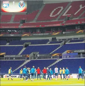  ?? FOTO: EFE ?? Los jugadores del Villarreal, ayer entrenándo­se en el Parc Olympique Lyonnais