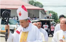  ?? DE JOSÉ ALBERTO DURÁN ?? Manuel Eugenio Salazar, obispo de Tilarán-Liberia, convocó a los fieles guanacaste­cos a la caminata.CORTESÍA