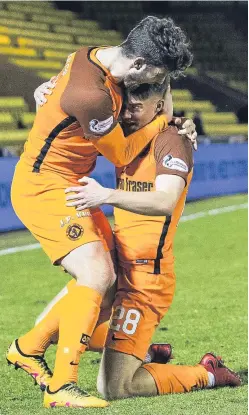  ?? Picture: SNS Group. ?? Stewart Murdoch congratula­tes Matty Smith on his frst league goal for United.