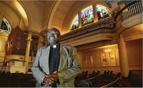  ?? Elise Améndola / AP ?? El pastor Abraham Waya posa en la iglesia Central United Methodist Church de Brockton, Massachuse­tts, el 6 de diciembre de 2016.