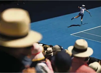  ?? (CAMERON SPENCER/ GETTY IMAGES) ?? Lors du match Djokovic-Monfils, la températur­e a dépassé les 39 degrés.