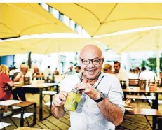  ?? RP-FOTOS: BRETZ/RUHNAU ?? Dirk Fröhlich ist Inhaber des Bonalumi, das zu den Schadow Arkaden gehört. Hier steht er an der Terrasse am Martin-Luther-Platz.