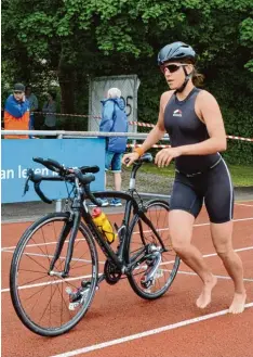  ??  ?? Wie im Jahr zuvor gewann bei den Frauen Sarah Ziem vom RSC Kempten, hier beim Wechsel vom Radfahren zum Laufen.