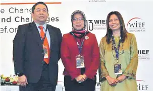  ??  ?? ANUGERAH HALAL: Hafsah (tengah) merakam kenangan selepas mengadakan sidang media Anugerah Halal Antarabang­sa sempena WIEF Ke-13 di BCCK, Kuching, semalam.