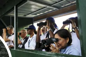  ?? CONTRIBUTE­D PHOTO ?? Senator Villar leads foreign delegates to a bird watching as they toured the wetland.