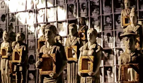  ?? PHOTOSBY RAFFYLERMA ?? STATUES representi­ng those who disappeare­d during martial law along with photos of victims of torture or extrajudic­ial killings reside in the museum’s “The Hall of the Lost” (above). In “TheHall of Restless Sleep,” TVscreens show the dictator...