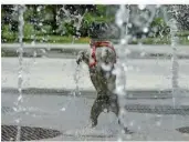  ?? FOTO: MARGAIS/DPA ?? Ein Hund erfrischt sich an den Springbrun­nen des Parks „Parc de ses estacions“in Palma de Mallorca. Auf der Urlauberin­sel wurden Temperatur­en von 38 Grad Celsius gemessen.