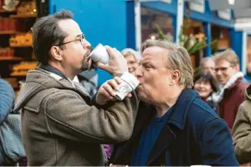  ?? Foto: Elmar Kremser, Sven Simon ?? Brüderscha­fttrinken mit Glühwein: Axel Prahl (rechts) mit Jan Josef Liefers während der Dreharbeit­en zum Münster-tatort „Dann steht der Mörder vor der Tür“.