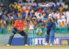  ?? AP ?? Sri Lanka’s Dinesh Chandimal plays a lofted cover drive as England’s Jos Buttler watches during their fifth one-dayer.