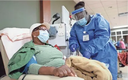  ?? MAX GERSH/THE COMMERCIAL APPEAL ?? Mary Cole (left) sits in a chair as advanced certified clinical hemodialys­is technician Kaylah Merriweath­er connects her to a dialysis machine on Sept. 9 at Satellite Healthcare in Memphis.