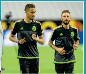  ??  ?? Reyes y Layún, durante una práctica con la Selección Mexicana.