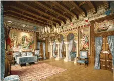  ??  ?? VENSTRE Alle rommene i slottet ble dekket med hyllest til Wagner. UNDER Tronsalen ble overdådig dekorert i bysantinsk kirkestil.