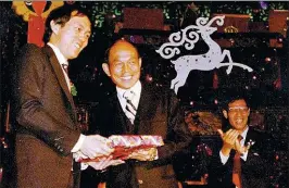  ?? PROVIDED TO CHINA DAILY ?? Henry Fok (center) and son Ian show support for sports at an event organized by the Hong Kong Badminton Associatio­n in 1986.