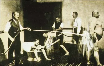  ?? FOTO: KNEIPP-ORIGINAL BAD WÖRISHOFEN ?? Schon 1891 standen in Bad Wörishofen Wassergüss­e auf dem Therapiepl­an.