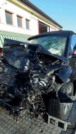  ??  ?? Lamiere contorte Nell’immagine il Maggiolino su cui viaggiava Jole Bodo, completame­nte distrutto dopo lo schianto a Sant’Angelo di Piove