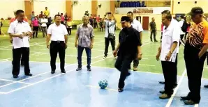  ??  ?? RAHIM melakukan sepakkan penalti sebagai tanda rasminya kejohanan.