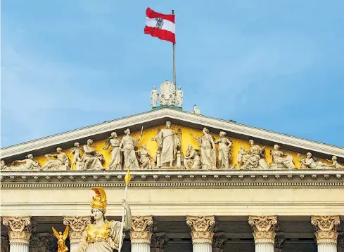  ??  ?? Misstrauet der Idylle! So makellos wie hier vor kitschig blauem Himmel präsentier­te sich die Demokratie vor den Augen von Pallas Athene, der Gralshüter­in des Parlamenta­rismus, nicht immer in den letzten 100 Jahren. Wehret den Anfängen!