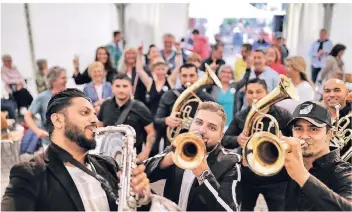  ?? FOTO: STEPHAN KÖHLEN ?? Balkantag beim Haaner Sommer: Die Fabijan & Balkan Brass Band war Kultur pur und sorgte für ein akustische­s Highlight beim Haaner-Sommer-Festival.