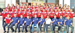  ??  ?? THUMBS UP ... the participan­ts pose with Jahid (5th left, seated) at the end of the Sabah Level Football Referee Assessors Course over the weekend.