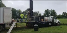  ?? BILL RETTEW - DIGITAL FIRST MEDIA ?? Geology students and profession­als rub shoulders at the West Chester University drill site.