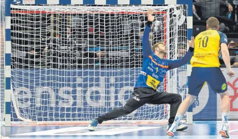  ?? FOTO: ATTILA KISBENEDEK/AFP ?? Siegtreffe­r in letzter Sekunde: Schwedens Niclas Ekberg (rechts) überwindet Spaniens Torhüter Gonzalo Perez De Vargas.