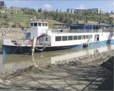  ?? PHOTOS: GORDON KENT ?? The Edmonton Queen could by paddling down the river soon, its new owner says.