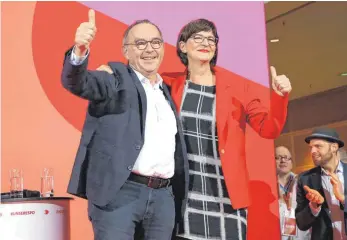  ?? FOTO: MIKA SCHMIDT/IMAGO IMAGES ?? „Das ist unsere gute alte SPD“, heißt es im Willy-Brandt-Haus über Saskia Esken und Norbert Walter-Borjans. Das Duo hat Olaf Scholz und Klara Geywitz im Kampf um den Parteivors­itz besiegt.