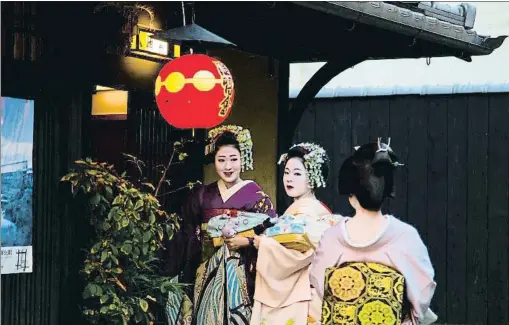  ?? ZHANG PENG / GETTY ?? Ceremonia del té Es una de las artes tradiciona­les japonesas que las geishas deben dominar por completo